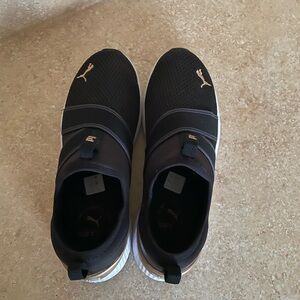 Pumawomens Black Slip-On Sneakers 10